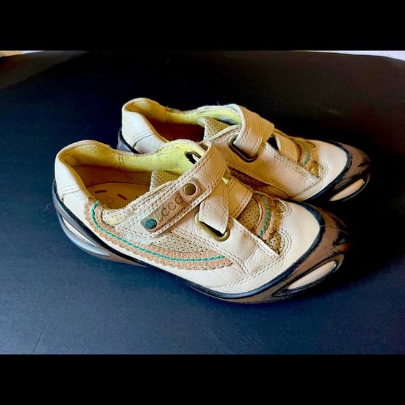 ECCO GIRLS SHOES SIZE 29